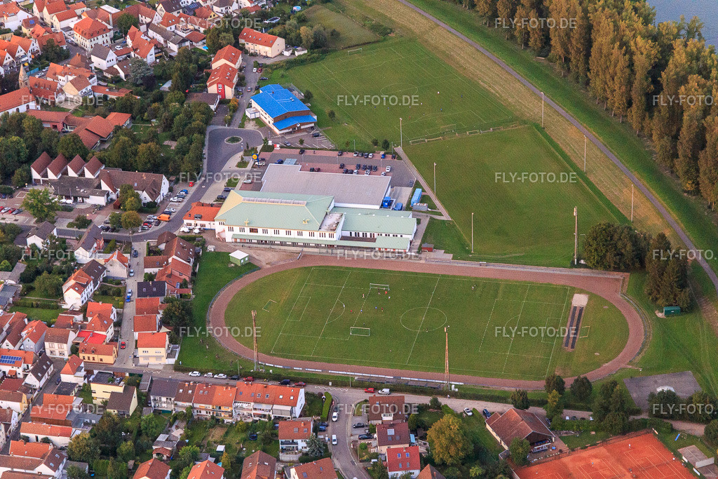 Sportplätze des TuS Altrip und Halle des Athleten-Club 1923 Altrip e.V.  https://www.tus-altrip.de/ https://www.aca1923.de/ | Luftbild: Sportplätze des TuS Altrip und Halle des Athleten-Club 1923 Altrip e.V.  https://www.tus-altrip.de/ https://www.aca1923.de/ in Altrip im Bundesland Rheinland-Pfalz in Deutschland. Foto: IMG_102647.jpg vom 24.08.2017 durch Werner Riehm/FLY-FOTO.de - Realisiert mit Pictrs.com
