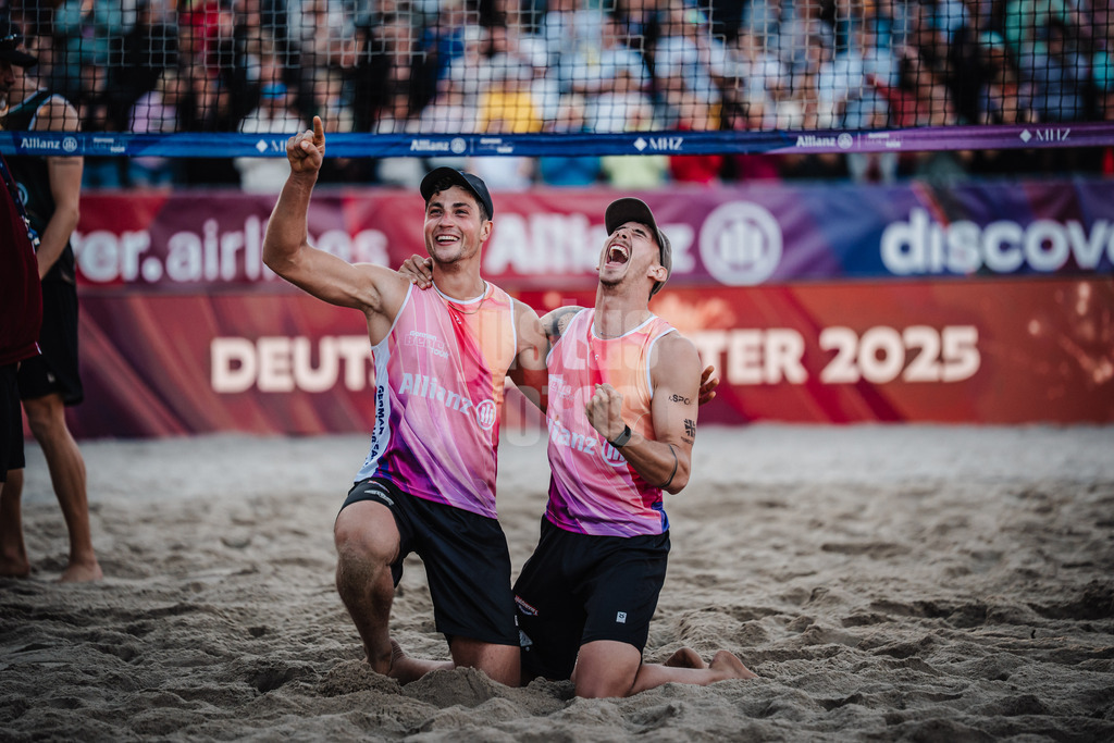Beachvolleyball | Männer | Finale | Deutsche Meisterschaften 2025 Timmendorfer Strand | 07.09.2025 | v.l. Sven Winter und Lukas Pfretzschner gewinnen das Finale um die Deutsche Meisterschaft und jubeln