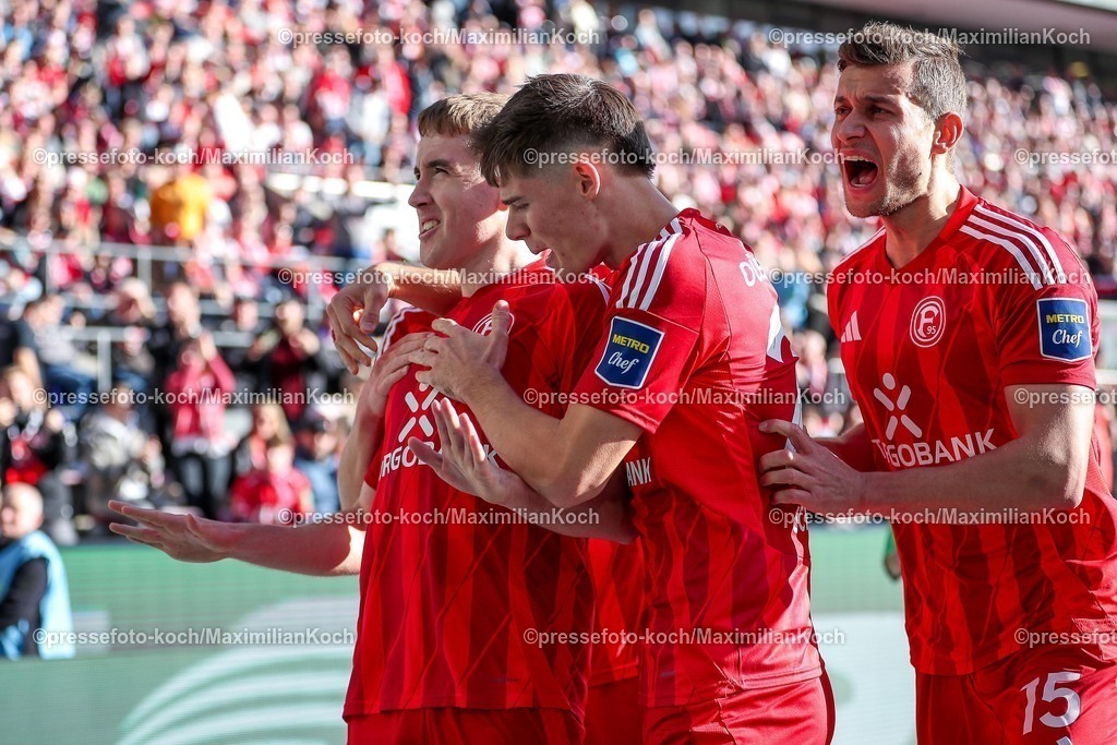 1FC23022501065 | 23.02.2025, Fußball, 1. FC Köln - Fortuna Düsseldorf, 2.. Fußball Bundesliga, 23. Spieltag, RheinEnergie-STADION, Saison 2024 2025: Torjubel nach dem 1:1 Ausgleich nach Handelfmeter Elfmeter durch Torschütze Isak Johannesson (Fortuna Düsseldorf #8) zusammen mit Danny Schmidt (Fortuna Düsseldorf #22) und Tim Oberdorf (Fortuna Düsseldorf #15)DFB regulations prohibit any use of photographs as image sequences and or quasi-video.