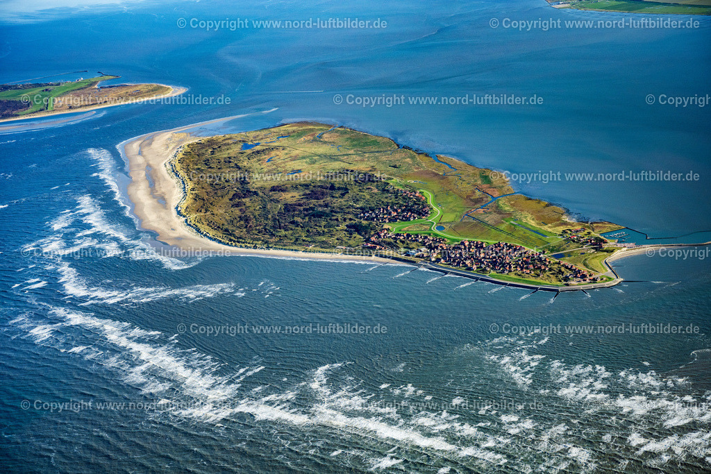 Baltrum_ELS_4161231021 | BALTRUM 23.10.2021 Ortsansicht der Straßen und Häuser der Wohngebiete von West- und Ost- Dorf auf der Nordsee- Insel Baltrum im Bundesland Niedersachsen. // Town View of the streets and houses of the residential areas in Ostdorf and Westdorf on the North Sea island Baltrum in the state Lower Saxony. Foto: Martin Elsen