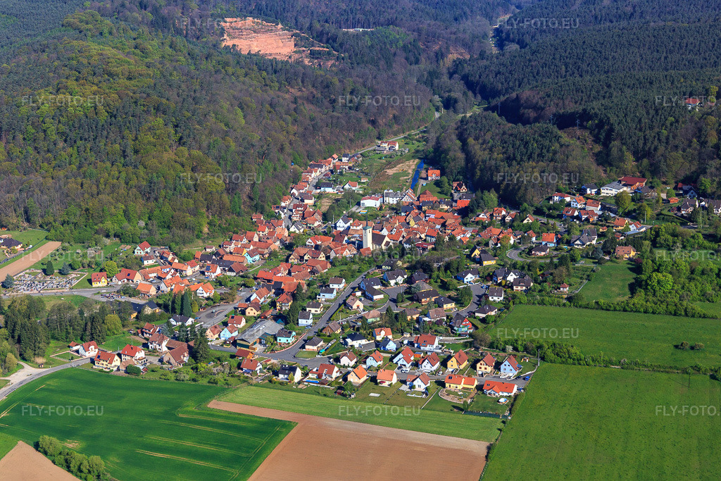 Vue aérienne: District Rothbach du sud à Rothbach dans le département Bas Rhin, France – .Photo: IMG_099460.jpg prise le 30/04/2017 par Werner Riehm/FLY-FOTO.eu – Résolution de l'original: 5472 x 3648 px