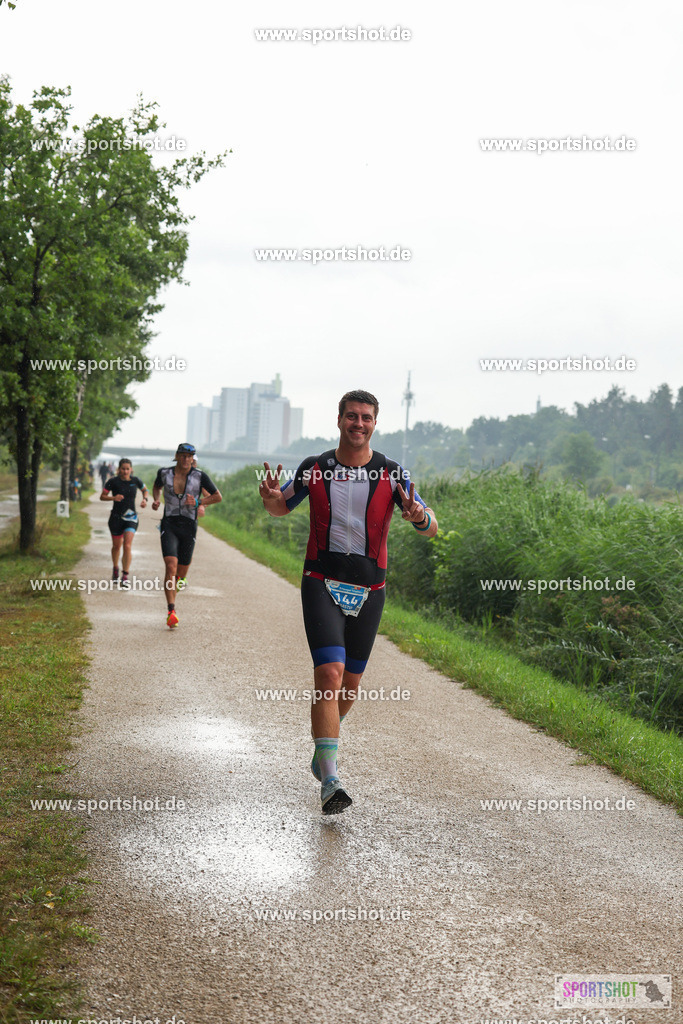 LUR_1105 | 34. M-net Erlanger Triathlon 2025 #erlangertriathlon  #mnettriathlon2025 #mnettriathlon #team #olympischedistanz #mitteldistanz #triathlon #maindonaukanal  #erlangertriathlon2025 #yourpictrs #tv1848 #tv1848erlangen  #triathlonbayern #sportinerlangen #demsportverbunden #sportshot_your_pictrs Copyright: www.sportshot.de