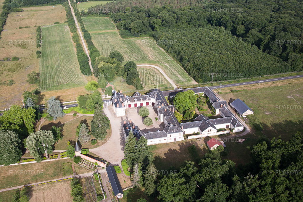 Luftbild: Château de Combreux in Combreux im Bundesland Loiret in Frankreich. Foto: IMG_082581.jpg vom 21.06.2015 durch Werner Riehm/FLY-FOTO.de