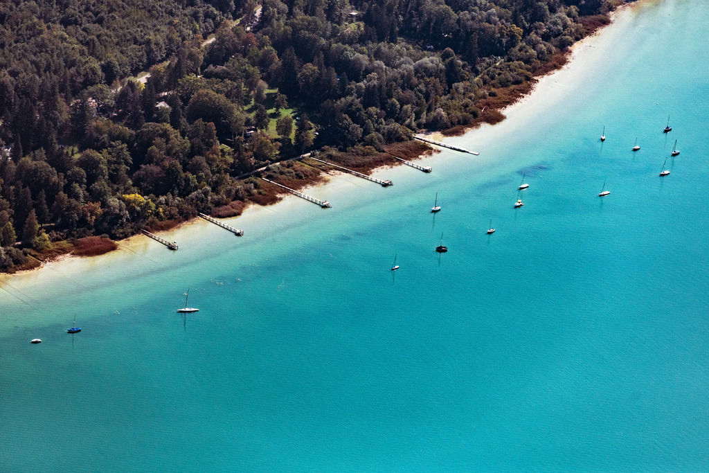 dr__0010246.jpg | HERRSCHING AM AMMERSEE 18.09.2018 Uferbereiche am Seegebiet des Ammersee in einem Waldgebiet in Herrsching am Ammersee im Bundesland Bayern, Deutschland. // Riparian areas on the lake area of Ammersee in a forest area in Herrsching am Ammersee in the state Bavaria, Germany. Foto: Daniel Reiter