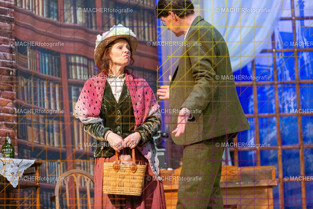 136_MFL-2025 | Portraitbilder von Regisseur; Darsteller; Techniker; Maske; Kostüme; Chor; Musiker; Bilderserie der Generalprobe und der Premierenvorstellung, Szenenbilder; Ausdrucksstudien; Bühnenüberblick; Bühnenkulissen; Pressefotos inkl. Redaktionsfoto Darstellergruppe.