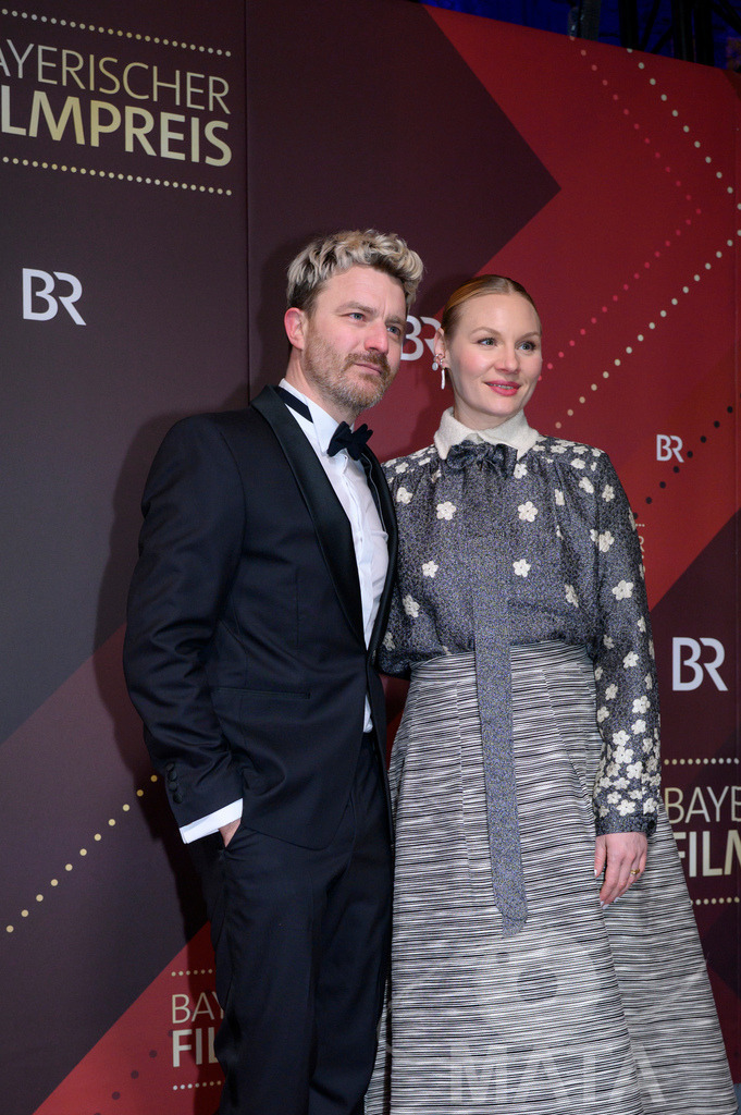 _DWI5371 | Friedrich Mücke und Rosalie Thomass bei der Verleihung des 47. Bayerischen Filmpreises 2026  im Prinzregententheater. München, Deutschland. Der Bayerische Filmpreis wird seit 1979 von der Bayerischen Staatsregierung verliehen, um die Bedeutung des Kinofilms als Kulturgut herauszustellen - Realisiert mit Pictrs.com