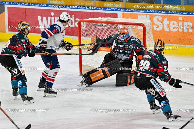AUT, ICE, Black Wings Linz (AUT) vs Fehervar AV 19 (HUN) | 22.12.2023, Eishalle Linz, AUT, ICE Eishockey Liga, Black Wings Linz (AUT) vs Fehervar AV 19 (HUN), im Bild Rasmus Tirronen (BWL), Martin Stajnoch (BWL), Gerd Kragl (BWL) vs Timothy McGauley (Fehervar)


// ICE win2day Hockey League Match between Black Wings Linz (AUT) vs Fehervar AV 19 (HUN) in Linz, Austria on 2023/12/22