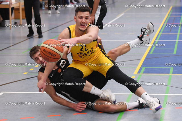 Basketball Regionalliga SV03 Tuebingen - TSG Reutlingen | Basketball 2021/2022    13.02.20221.Regionalliga SuedwestSV03 Tuebingen - TSG ReutlingenNico Hihn (SV03 Tuebingen,re) gegen Michael Haegele (TSG Reutlingen,li)FOTO: ULMER PressebildagenturxxNOxMODELxRELEASExx