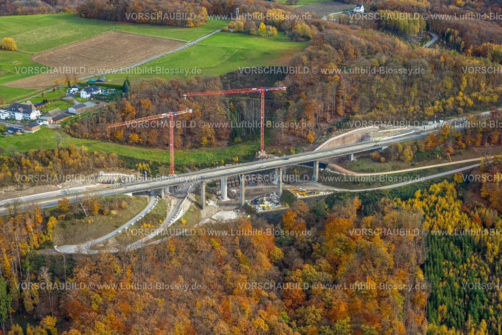 Hagen251102123 | Luftbild, Autobahnbrücke Brunsbecke der Autobahn A45 Sauerlandlinie, Baustelle und Sanierung, Baukräne, herbstlicher Wald, Eilpe, Hagen, Ruhrgebiet, Nordrhein-Westfalen, Deutschland