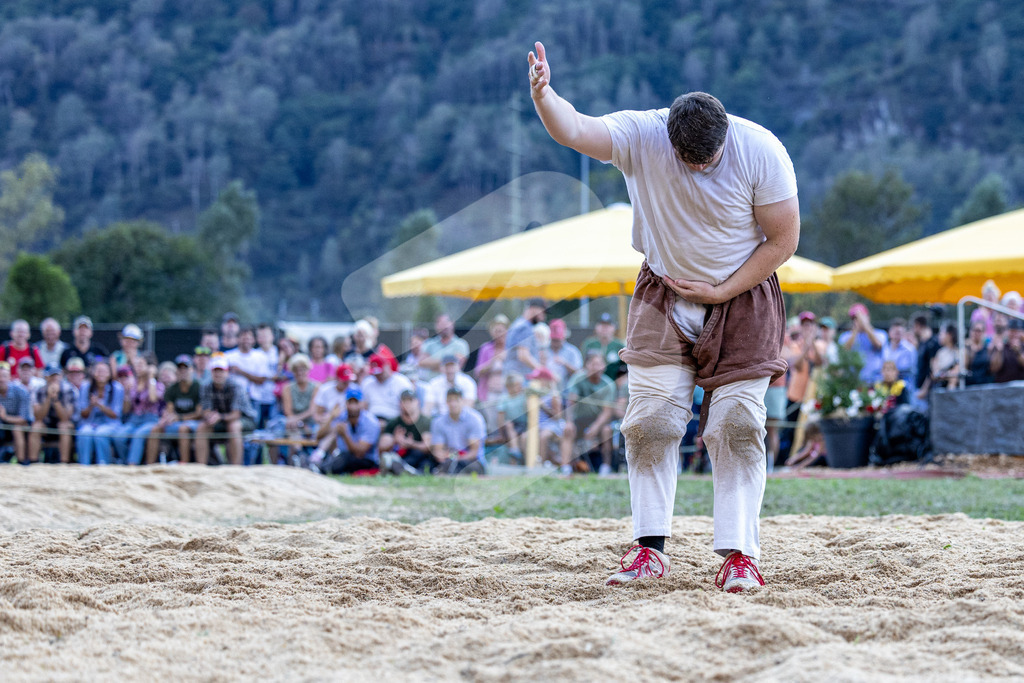 TESSINER2025_06_Gang_1968 | Die Schwinger des Schwyzer Kantonalen Schwingerverbandes: Fotos, die Dynamik und Leidenschaft festhalten, sowie emotionale Momente aus dem traditionellen Schwingsport zeigen. - Realisiert mit Pictrs.com