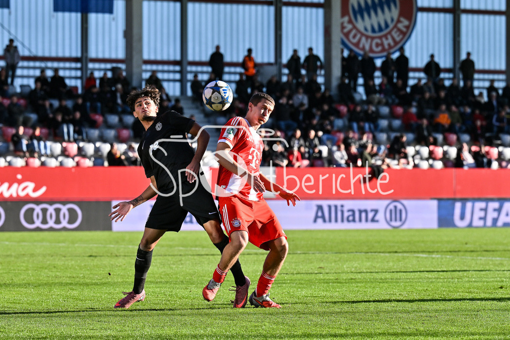 FC Bayern München U19 - Sporting Lissabon U19 | MUNICH, GERMANY - 09. DECEMBER: im Duell Gabriel SILVA (Sporting CP U19 9) und Yll GASHI (FC Bayern München U19 9) während dem Match zwischen der U19 des FC Bayern München und der U19 von Sporting Lissabon am 6. Spieltag der UEFA Youth League Ligaphase am FC Bayern Campus