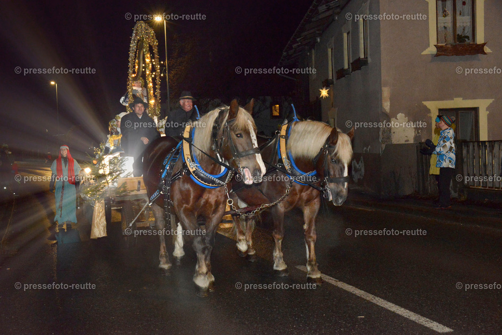 -news-2022-Dez05-Nikolo-Einzug-Lechaschau-WTV_6292 | Info aus dem Bezirk Reutte/Ausserfern Tirol sowie eine umfangreiche Bilddatenbank über die gesamte Region: Lechtal, Talkessel Reutte, Tannheimertal, Zwischentoren. Lech, Plansee, Zugspitze, Grenztunnel, B179, Fernpassstraße, Verkehr, Lawinen, Tradition, - Realisiert mit Pictrs.com