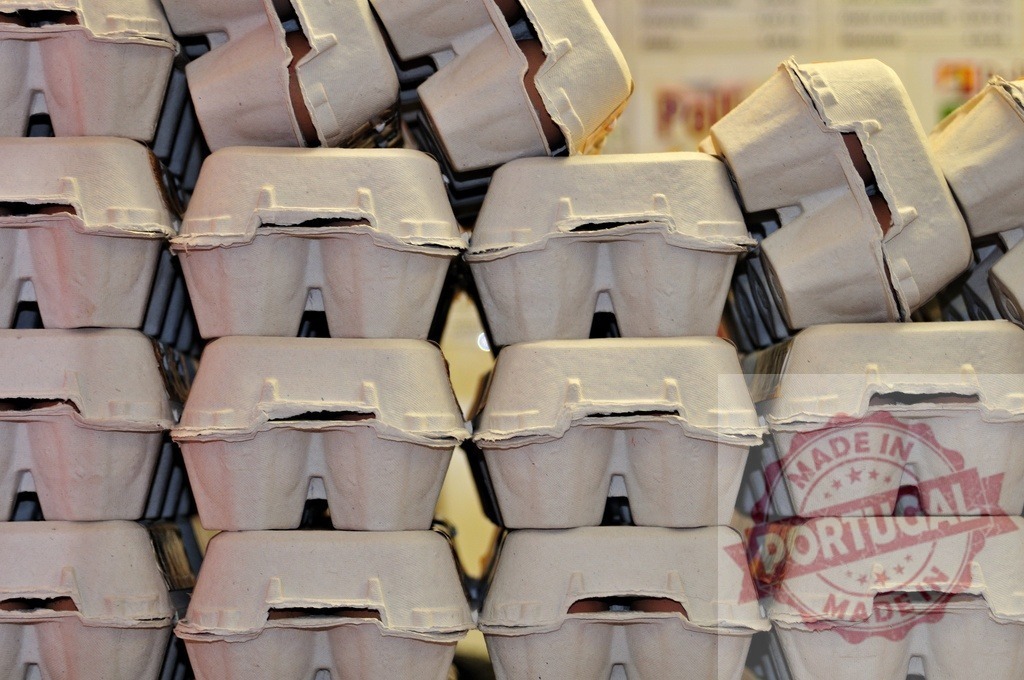 Stack of empty egg cartons forming a pyramid shape | Close-up of empty egg cartons stacked, creating a pyramid shape, suggesting storage or organization in a retail or farm setting - Realisiert mit Pictrs.com