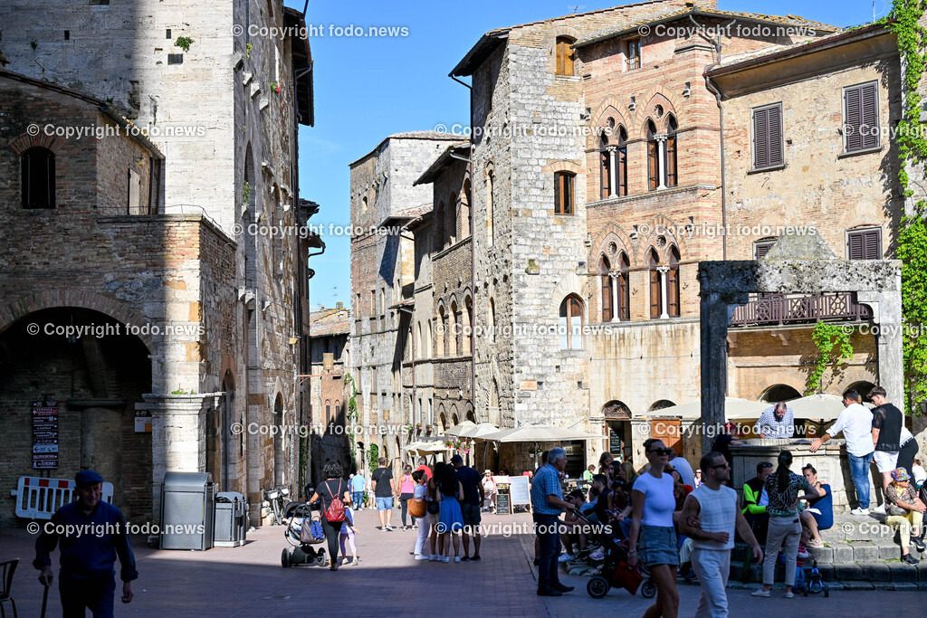 Italien_ Toskana_ San Gimignanao_ 26.05.2024-20 | 26.05.2024, Italien, ITA, Toskana, San Gimignano im Bild Stadtansichten Gebäude, Architektur, Touristen, Historisch, Ansichten der berühmten Stadt San Gimignano in der Toskana-Italien - View of the famous town San Gimignano in Tuscany-Italy


San Gimignano ist eine italienische Kleinstadt in der Toskana mit einem mittelalterlichen Stadtkern. San Gimignano wird auch die Stadt der Türme genannt. Die Stadt liegt in der Provinz Siena. Sie gehört neben Florenz, Siena und Pisa zu den von Touristen meist besuchten Zielen in der Toskana.