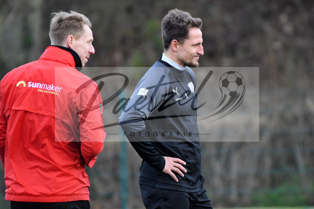 20200131_TRAOSN_0112 | Fußball, Herren: Ulrich Taffertshofer (VfL Osnabrueck) schaut waehrend der Trainingseinheit des VfL Osnabrueck im Sportpark Illoshoehe am 31.01.2020 in Osnabrueck, Deutschland. - Realisiert mit Pictrs.com