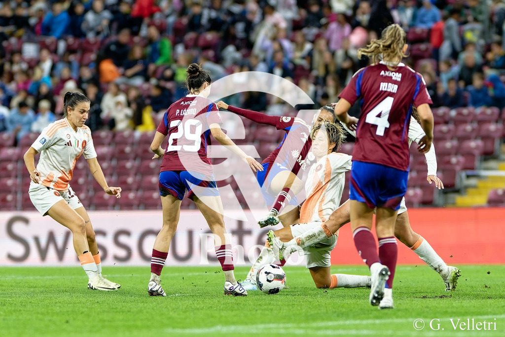 Women's Champions League - Servette FCCF v As Roma | Moeka Minami (2 As Roma) in action during the Women's Champions League game between Servette FCCF and As Roma at Stade de Genève in Geneva, Switzerland