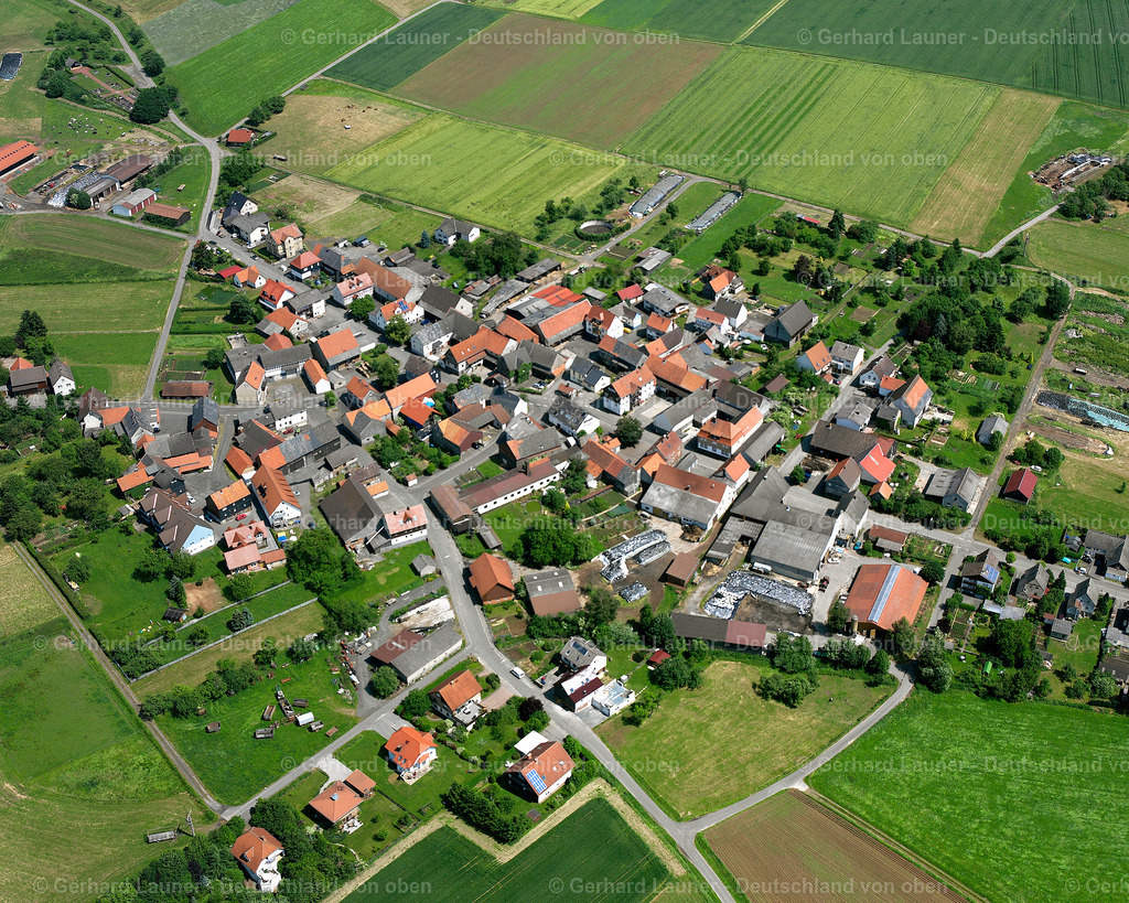2614815 | BLEIDENROD 09.06.2006 Ortsansicht am Rande von landwirtschaftlichen Feldern und Nutzflächen  in Bleidenrod im Bundesland Hessen, Deutschland // Village view on the edge of agricultural fields and land  in Bleidenrod in the state Hesse, Germany Foto: Gerhard Launer