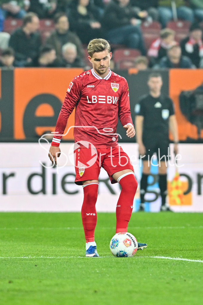 FC Augsburg - VfB Stuttgart | aUGSBURG, GERMANY - 22. MAERZ: am Ball Maximilian MITTELSTÄDT (VfB Stuttgart 7) / Einzelfoto / Freisteller während dem Bundesligamatch zwischen dem FC Augsburg und dem VfB Stuttgart am 27. Spieltag in der WWK Arena / DFL REGULATIONS PROHIBIT ANY USE OF PHOTOGRAPHS AS IMAGE SEQUENCES AND/OR QUASI-VIDEO