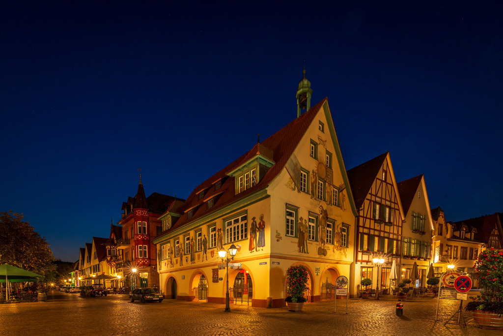Haslach zu Blauen Stunde | Marktplatz in Haslach mit Rathaus - Realisiert mit Pictrs.com