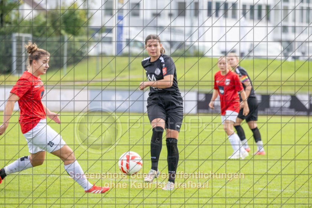 20250928_133611_0259 | #,1.FC Donzdorf (schwarz) vs. TV Derendingen (rot), Fussball, Frauen-Verbandsliga Württemberg, 03. Spieltag, Saison 2025/2026, Rasenplatz Lautertal Stadion, Süßener Straße 16, 73072 Donzdorf, 28.09.2025 - 13:00 Uhr,Foto: PhotoPeet-Sportfotografie/Peter Harich