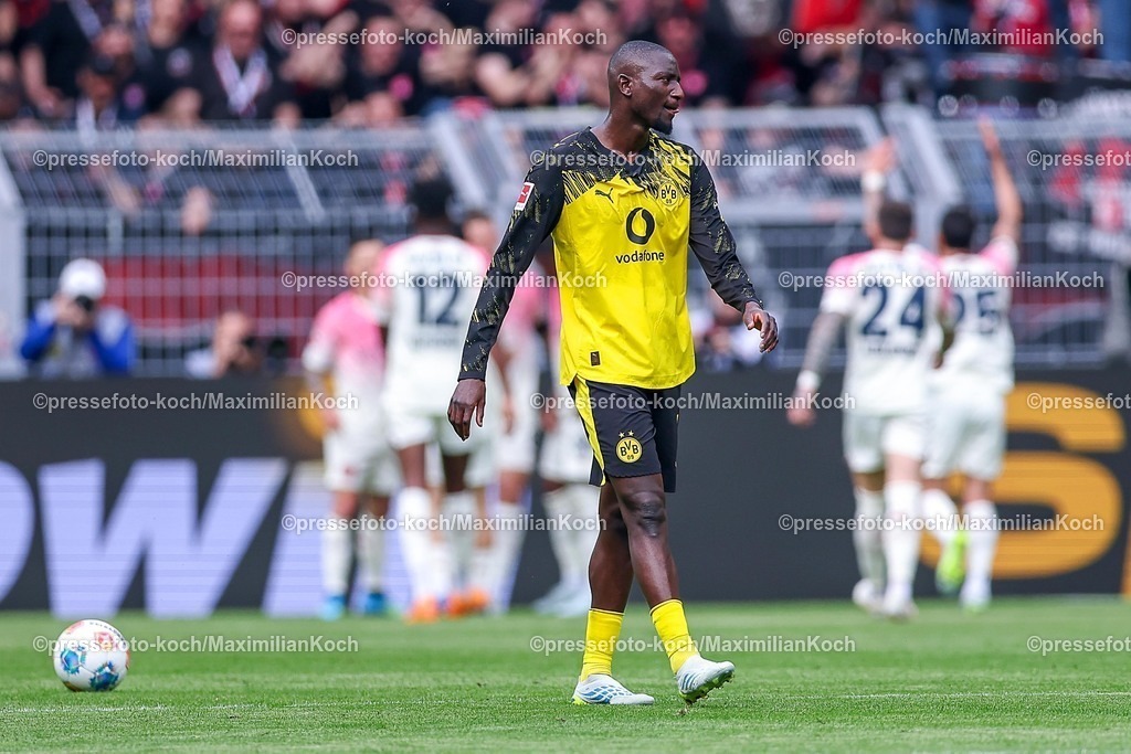 BVB11042601041 | 11.04.2026, Fußball, Borussia Dortmund - Bayer 04 Leverkusen, 1. Fußball Bundesliga, 29. Spieltag, Signal Iduna Park, Saison 2025 2026: Serhou Guirassy&nbsp;(BVB #09) enttäuscht Enttäuschung nach dem 0:1 durch Torschütze Robert Andrich&nbsp;(Bayer04 Leverkusen #08)  DFB regulations prohibit any use of photographs as image sequences and or quasi-video.