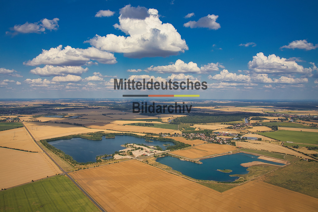 Kieswerk_Hülskens_Tornitz_1950 | Professionelle Luftaufnahme eines Industrie- oder Gewerbestandortes in Sachsen-Anhalt. Die Aufnahme entstand bei einem Fotoflug mit dem Tragschrauber oder der Drohne und dokumentiert Unternehmen, Gewerbeflächen und wirtschaftliche Infrastruktur aus der Vogelperspektive. Das Luftbild steht für redaktionelle und kommerzielle Nutzungen sowie als hochwertiger Wanddruck zur Verfügung. - Realisiert mit Pictrs.com