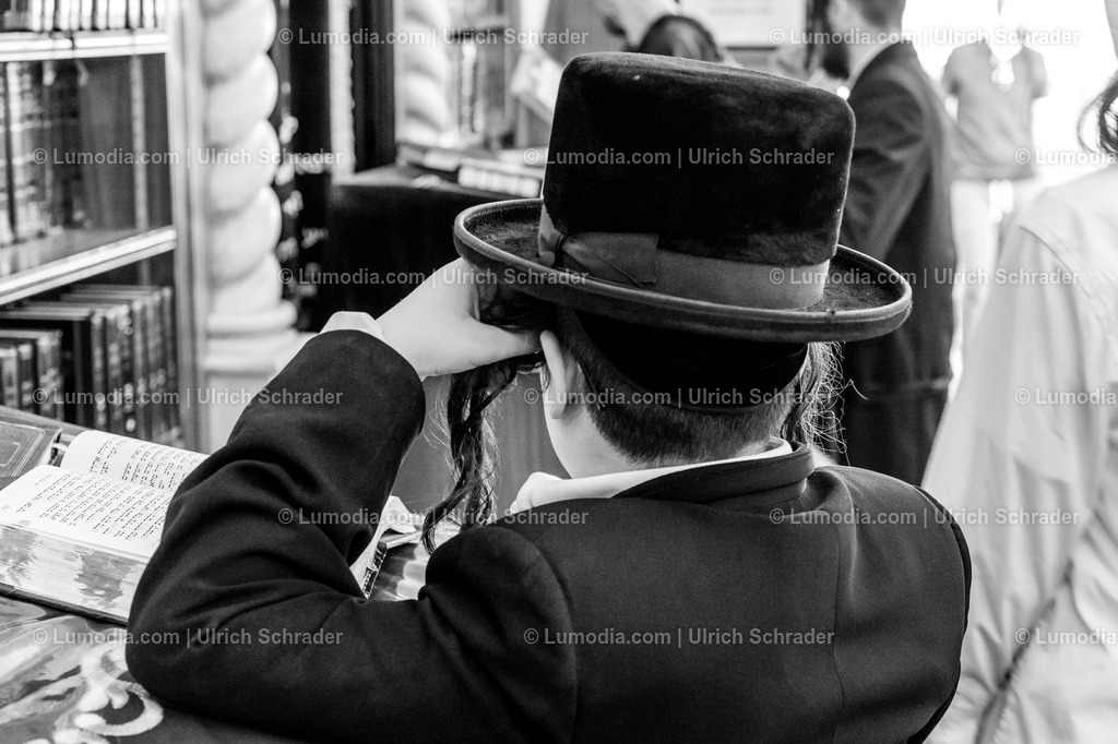 201608_Israel-110 | Meron im Norden Israels. Ein Junge macht sich hübsch vor dem Gebet an einem heiligen Ort. - Realisiert mit Pictrs.com