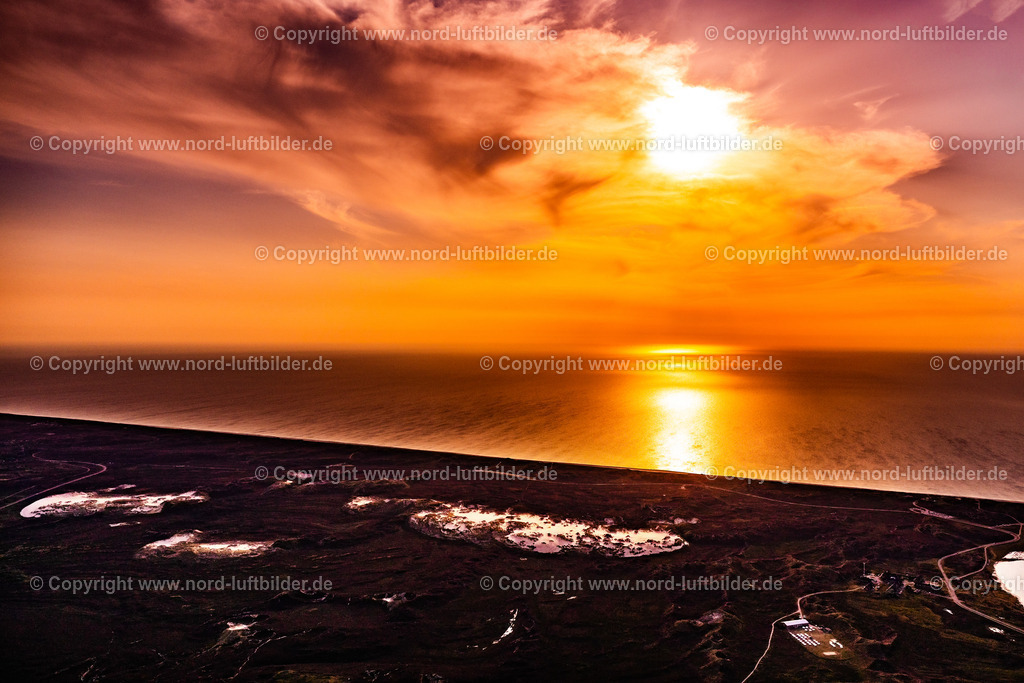 Sylt_List_Heide_Wanderdünen_Sonnenuntergang_ELS_1186130825 | LIST 13.08.2025 Küstenbereich der Nordsee - Insel Sylt Ortsteil List dir größte Wanderdüne Deutschlands im Bundesland Schleswig-Holstein. // Coastal area of the North Sea - island of Sylt district List dir largest shifting dune in Germany in the state of Schleswig-Holstein. Foto: Martin Elsen