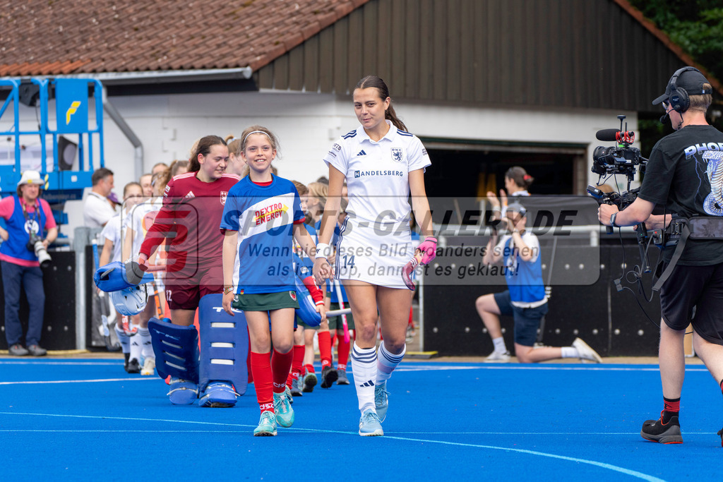 Final4_20250601-1035-HK108231 | Krefeld, Deutschland, 01.06.2025:  Feldhockey Final4 2025 – „Deutsche Feldhockey-Meisterschaften 2025“ Harvestehuder HTC - Düsseldorfer HC (Finale Damen) im Gerd-Wellen-Hockeyanlage am 01.06.2025 in Krefeld, Deutschland. (Foto von Kramhöller/Fehrmann/Kaste)Krefeld, Germany, 01.06.2025: Feldhockey Final4 2025 – „Deutsche Feldhockey-Meisterschaften 2025“ Harvestehuder HTC - Düsseldorfer HC (Finale Damen) in Gerd-Wellen-Hockeyanlage at 01.06.2025 in Krefeld, Deutschland. (Foto from Kramhöller/Fehrmann/Kaste)