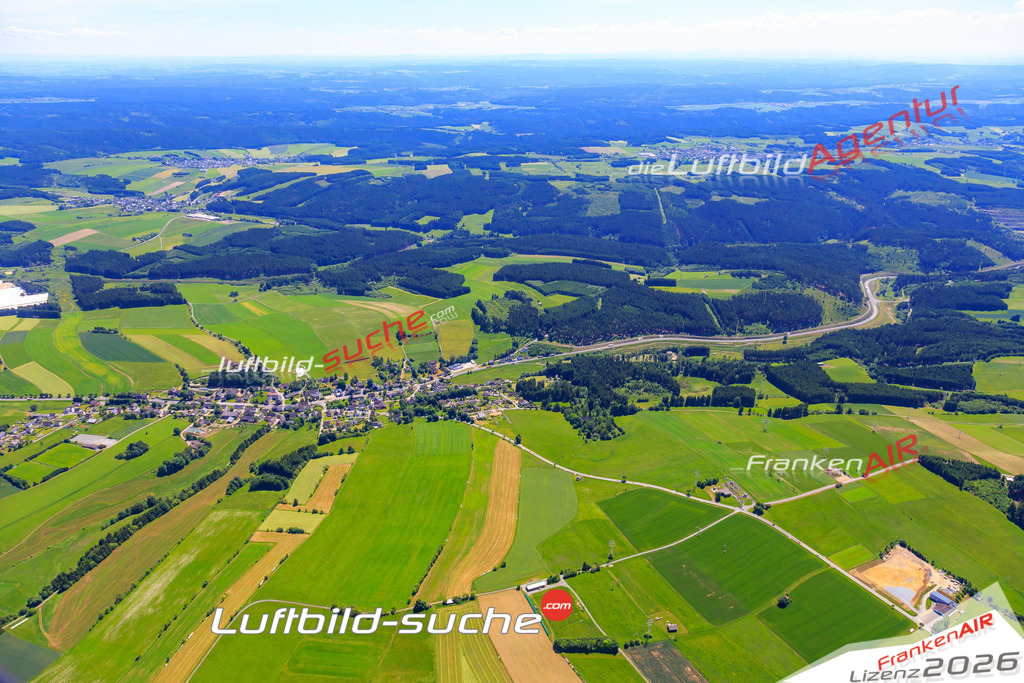 Die Luftaufnahme der Stadt Steinbach-am-wald wurde vom UL-Flugzeug heraus erstellt ( keine Drohne )- hohe Auflösung für beste Qualität