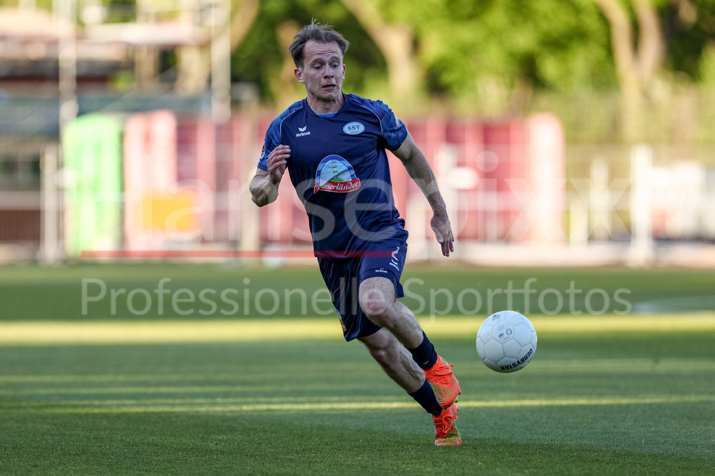 Fussball, Regionalliga Nord, SV Werder Bremen II - SSV Jeddeloh | Conor Gnerlich (SSV Jeddeloh II, 2) am Ball, Freisteller, Einzelbild, Ganzkörper, Aktion, Action, Spielszene