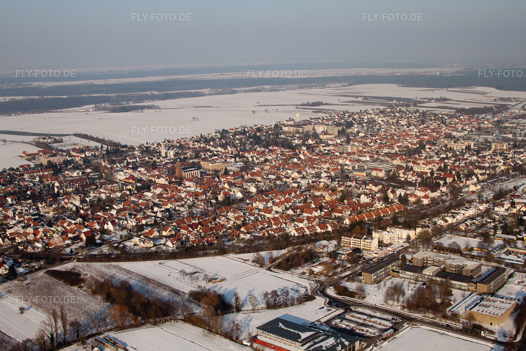 Luftbild: Stadtansicht mit Bahnlinie von Südwesten im Winter bei Schnee in Kandel im Bundesland Rheinland-Pfalz in Deutschland. Foto: IMG_24373.jpg vom 16.02.2010 durch Werner Riehm/FLY-FOTO.de