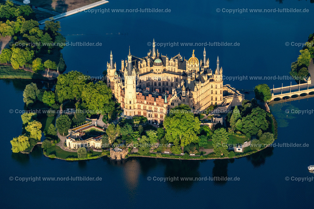 Schwerin_Schweriner_Schloss_ELS_4293100822 | SCHWERIN 10.08.2022 Kuppeltürme des Schweriner Schloßes und der Schloßkirche am Schlossgarten, dem Sitz des Landtages in der Landeshauptstadt von Mecklenburg-Vorpommern. Weiterführende Informationen bei: Landtages Mecklenburg-Vorpommern,  Staatliche Schlösser, Gärten und Kunstsammlungen M-V,  Staatliches Museum Schwerin/ Ludwigslust/ Güstrow. // Schwerin Castle in the state capital of Mecklenburg-Western Pomerania. Further information at: Landtages Mecklenburg-Vorpommern,  Staatliche Schloesser, Gaerten und Kunstsammlungen M-V,  Staatliches Museum Schwerin/ Ludwigslust/ Guestrow. Foto: Martin Elsen