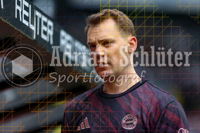 Borussia Mönchengladbach vs FC Bayern München - Bundesliga  | Mönchengladbach, Deutschland, 25.10.25:   Manuel Neuer (FC Bayern München) schaut waehrend des Spiels der Bundesliga zwischen Borussia Mönchengladbach vs FC Bayern München im Stadion im Borussia Park(Foto von Brauer-Fotoagentur / Adrian Schlueter)