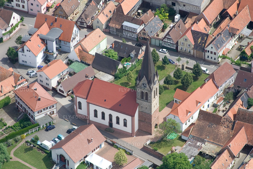 Luftbild: Kirchengebäude im Dorfkern in Steinweiler im Bundesland Rheinland-Pfalz in Deutschland. Foto: IMG_11233.jpg vom 14.06.2008 durch Werner Riehm/FLY-FOTO.de