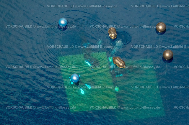 Brilon240503953 | Luftbild, See im Berg, kreisrunder Steinbruchsee, Tauchgewässer bestehend nur aus Regenwasser, Taucher bei der Ausbildung, Messinghausen, Brilon, Sauerland, Nordrhein-Westfalen, Deutschland