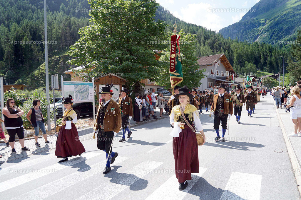 e28-news-2023-Juli23-Regimentsschuetzenfest3-Steeg-UMZUG_DORF-DSC07474 | Info aus dem Bezirk Reutte/Ausserfern Tirol sowie eine umfangreiche Bilddatenbank über die gesamte Region: Lechtal, Talkessel Reutte, Tannheimertal, Zwischentoren. Lech, Plansee, Zugspitze, Grenztunnel, B179, Fernpassstraße, Verkehr, Lawinen, Tradition, - Realisiert mit Pictrs.com
