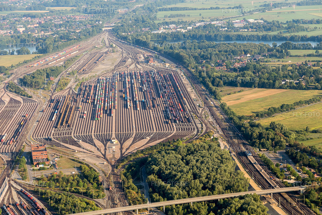Luftbild: Schienen- und Gleisstrecken auf den Abstellgleisen und Rangierstrecken des Rangierbahnhofes und Güterbahnhofes Maschen der Deutschen Bahn im Ortsteil Maschen in Seevetal im Bundesland Niedersachsen in Deutschland. Foto: IMG_110316.jpg vom 18.08.2018 durch Werner Riehm/FLY-FOTO.de