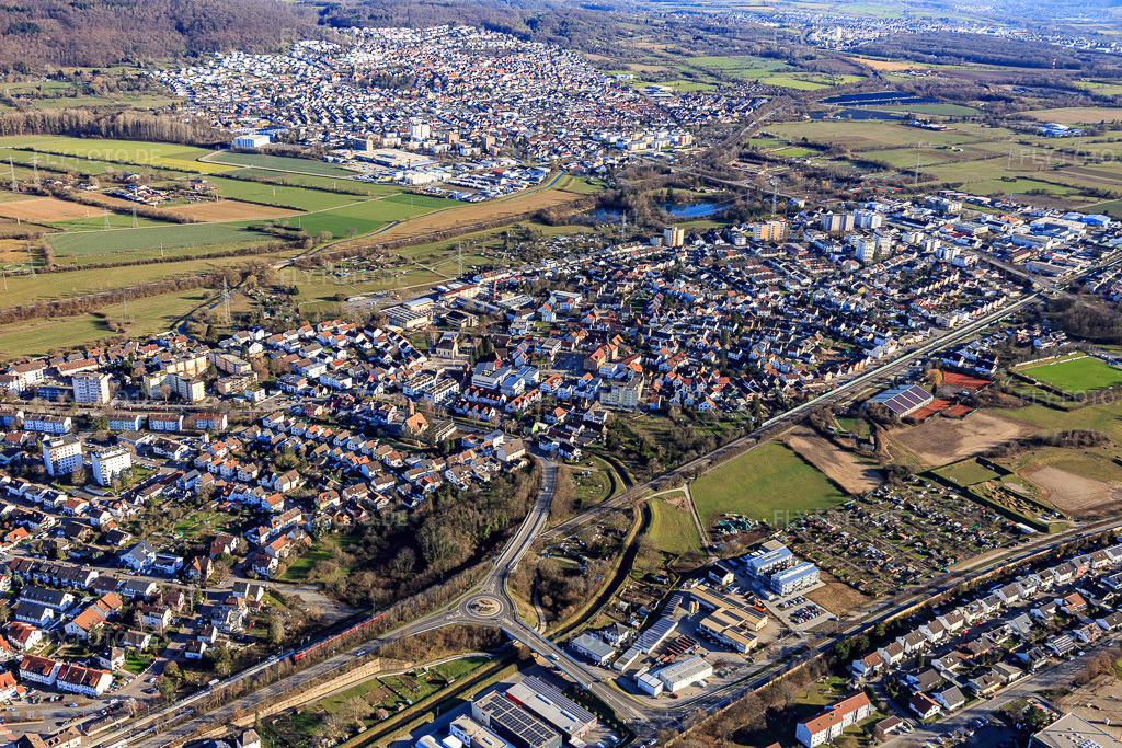 Luftbild: Ortsansicht östlich der Bahnlinie im Ortsteil Sankt Ilgen in Leimen im Bundesland Baden-Württemberg in Deutschland. Foto: IMG_125552.jpg vom 21.02.2021 durch Werner Riehm/FLY-FOTO.de