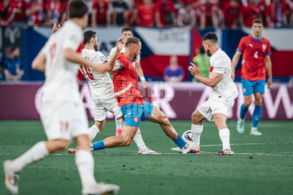 Fußball | Herren | UEFA-Fußball-Europameisterschaft 2024 | Gruppe F | Tschechien vs. Türkei | 26.06.2024 | Antonin Barak (#7, Tschechien) bekommt durch dieses Foul die Gelb Rote Karte