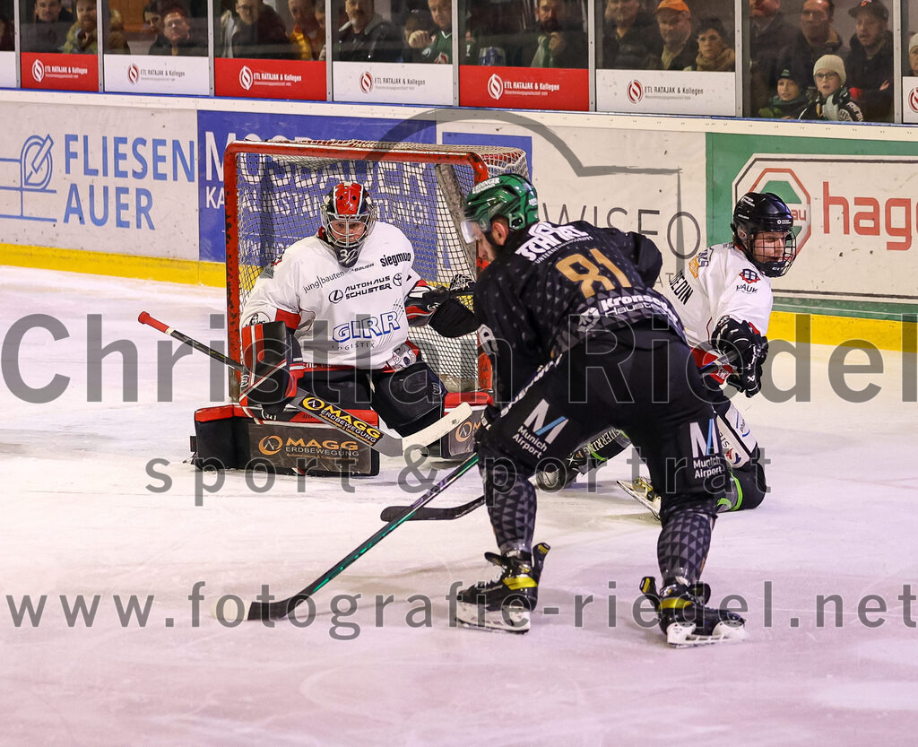 2024-03-15_077_TSV_Erding_gegen_EHC_Koenigsbrunn | Erding, Deutschland, 15.03.2024:
Eishockey, Bayernliga Playoffs 2023 / 2024, 3. Spieltag, TSV Erding gegen EHC Königsbrunn, Endergebnis: 3:4 n. V.

Torwart Stefan Vajs (EHC Königsbrunn, #32), Maximilian Forster (Erding Gladiators, #81), Luca Szegedin (EHC Königsbrunn, #13)

Foto: Christian Riedel / fotografie-riedel.net