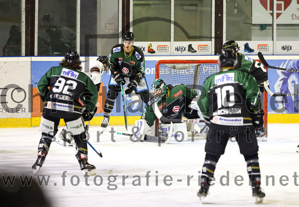 2022-09-30_112_TSV_Erding_gegen_EV_Dingolfing | Erding, Deutschland, 30.09.2022:
Eishockey, Bayernliga 2022 / 2023, Testspiel, TSV Erding gegen EV Dingolfing, Endergebnis: 3:4

Marius von Friderici-Steinmann (Erding Gladiators, #92), Bastian Cramer (Erding Gladiators, #34), Torwart Thomas Hingel (Erding Gladiators, #33)

Foto: Christian Riedel / fotografie-riedel.net