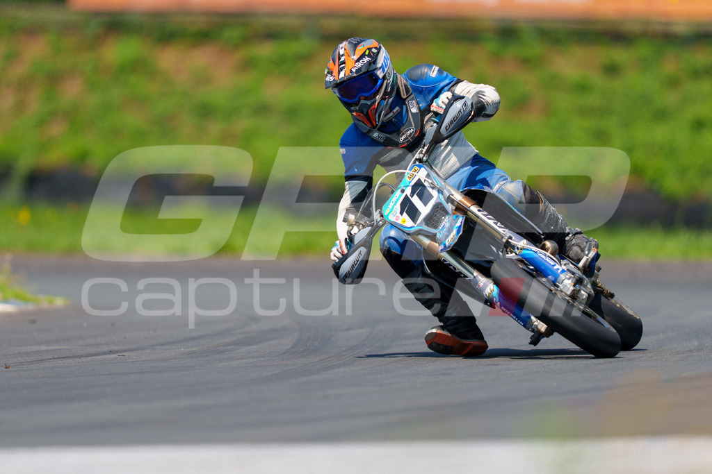 G-Cup + Supermoto Staatsmeisterschaft + Hungarian Supermoto Championship | GRIPcapture steht für authentische Sportfotografie in Österreich – für Momente, die mehr sind als Geschwindigkeit oder Ergebnis. Es geht um Emotion, Spannung, Fokus und den Augenblick, der oft nur einen Wimpernschlag dauert.Ob Motorsport, Teamsport oder 
