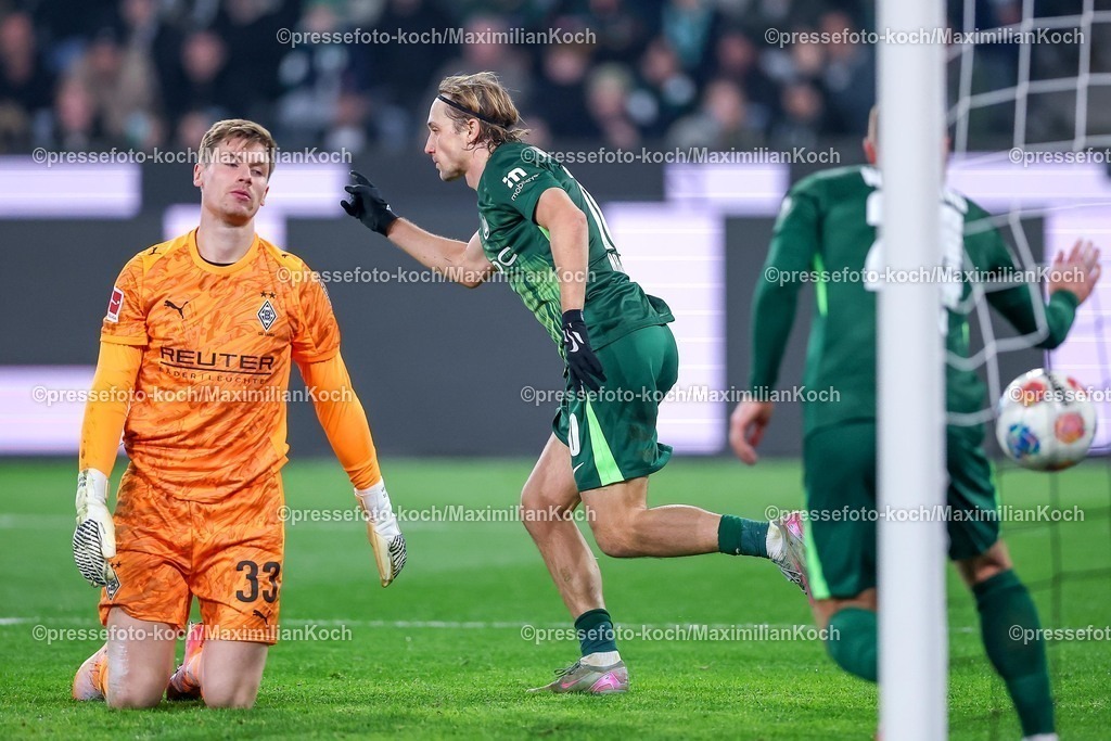 BMG13122501065 | 13.12.2025, Fußball, Borussia Mönchengladbach - VfL Wolfsburg, 1. Fußball Bundesliga, 14.Spieltag, Borussia-Park, Saison 2025 2026: Lovro Majer&nbsp;(VfL Wolfsburg #10) jubelnd neben dem enttäuschten Torwart Moritz Nicolas&nbsp;(Borussia Mönchengladbach #33)  DFB regulations prohibit any use of photographs as image sequences and or quasi-video.
