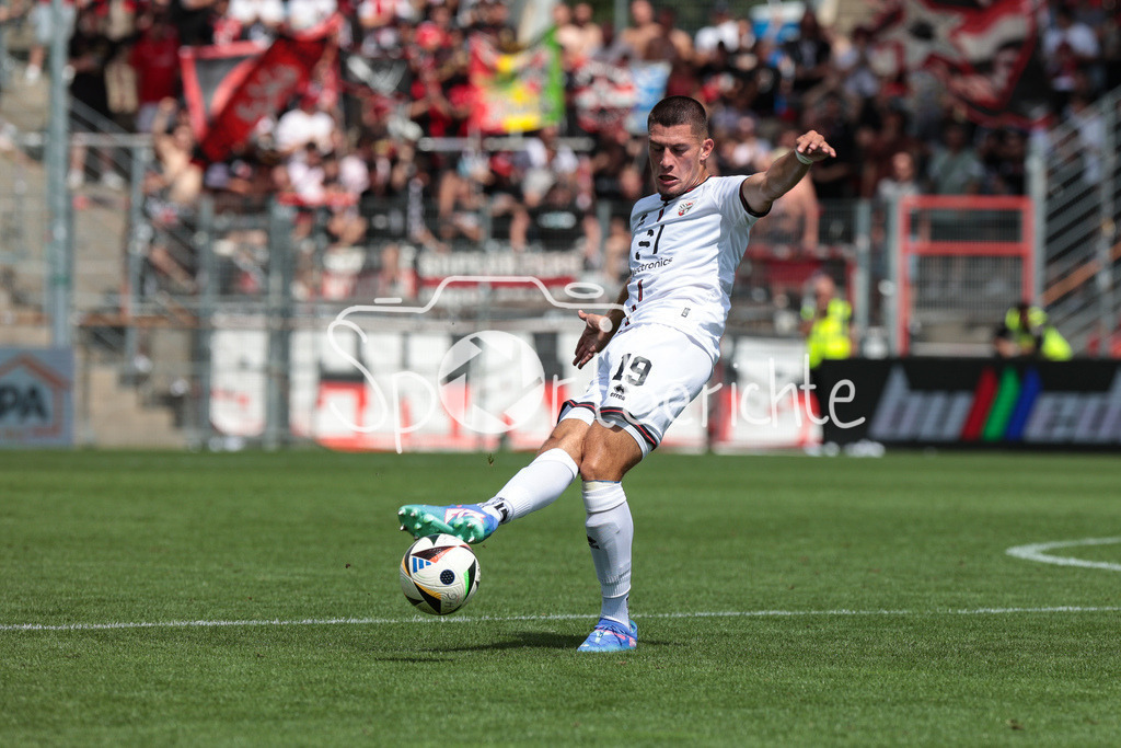 SpVgg Unterhaching - FC Ingolstadt | am Ball Mladen CVJETINOVIC (FCI #19) / Freisteller / Einzelfoto