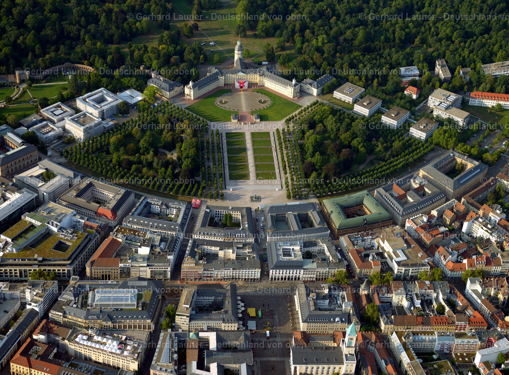 3292461 | Schloss Karlsruhe im barocken Baustil liegt im Zentrum der Fächerstadt Karlsruhe