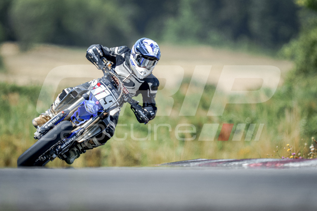 SuperMoto_Staatsmeisterschaft_Fuglau-684 | GRIPcapture steht für authentische Sportfotografie in Österreich – für Momente, die mehr sind als Geschwindigkeit oder Ergebnis. Es geht um Emotion, Spannung, Fokus und den Augenblick, der oft nur einen Wimpernschlag dauert.Ob Motorsport, Teamsport oder 