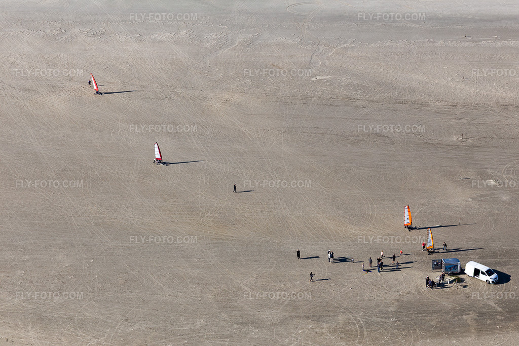 Aerial view: Buggies and kiteboarders on the sandy beach in Fanø in the state South Denmark, Denmark.Photo: IMG_118635.jpg taken on 09/21/2019 by Werner Riehm/FLY-FOTO.comResolution of the original: 5472 x 3648 px
