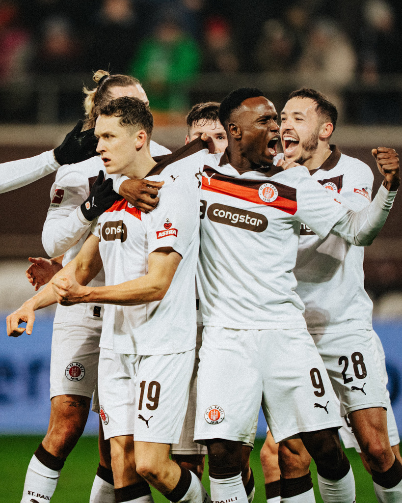FCS00995 | Der offizielle Shop für FC St. Pauli Fotos. Wähle aus Spielszenen & Fanmomenten dein FCSP Wunschformat. Wir liefern Millerntor-Atmosphäre.