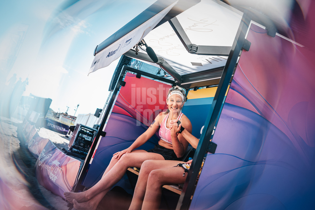 Beachvolleyball | Frauen | Allianz German Beach Tour 2024 | Tourstop Kühlungsborn | 10.08.2024 | Isabel Schneider freut sich vor dem Spiel
